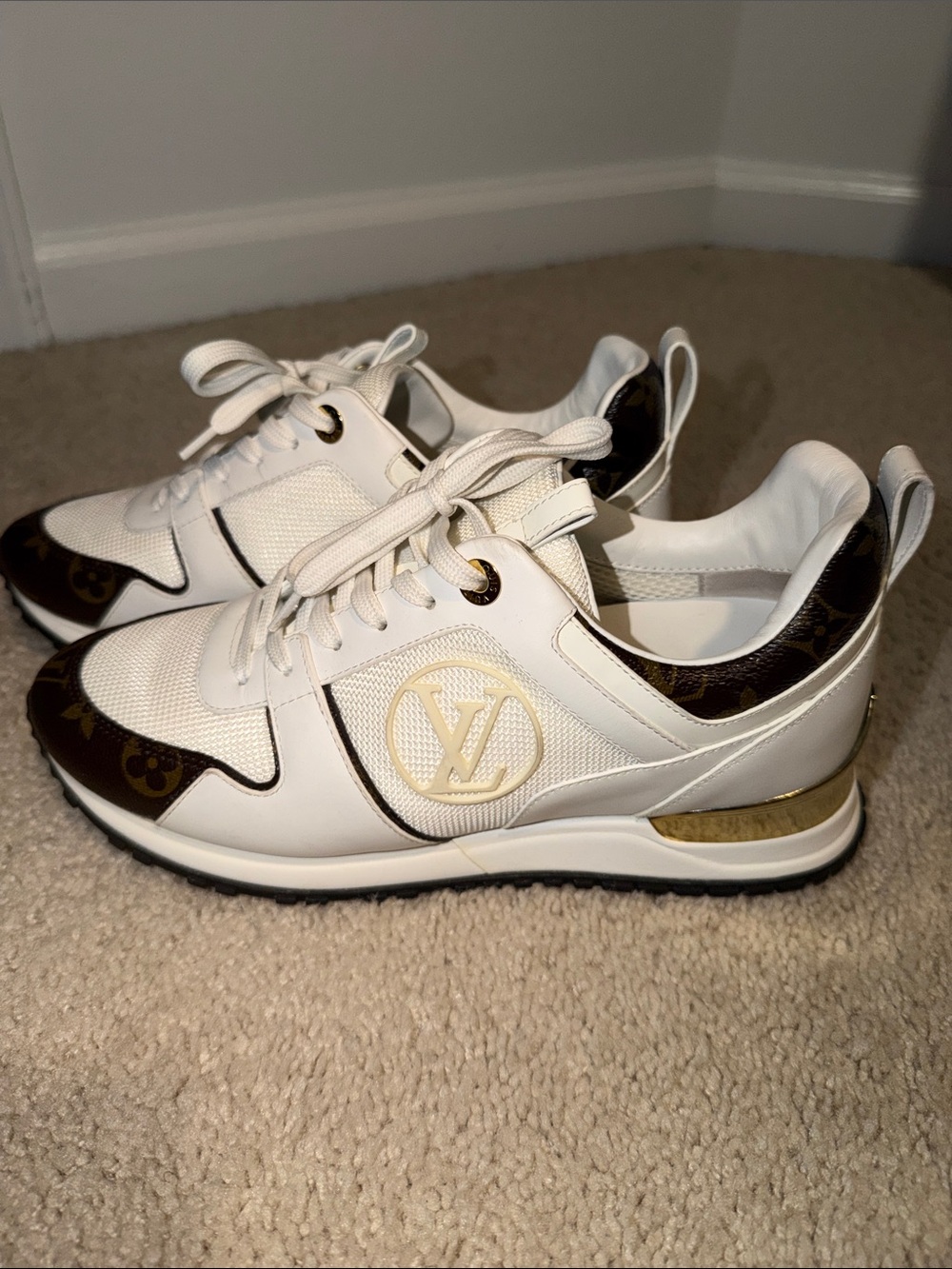 ‼️ $299 TODAY ONLY ‼️
Louis Vuitton White, Brown & Gold LV Sneakers